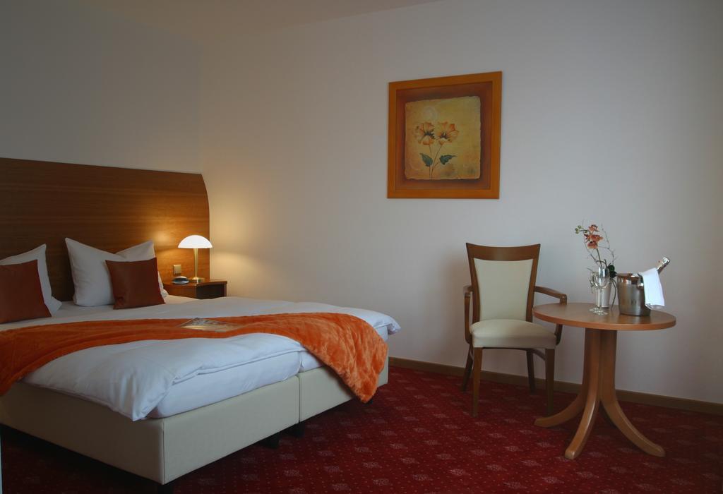 Hotel Zur Pfalz Kandel Exteriör bild