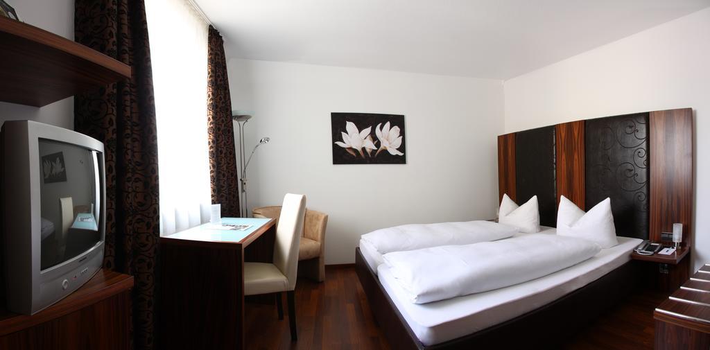 Hotel Zur Pfalz Kandel Exteriör bild